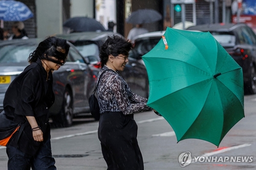 홍콩거래소, 태풍 경보에 9일 개장 오후 2시로 연기(종합)_이재헌