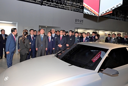 정의선 회장 등 주요 관계자들이 헤리티지 전시를 관람하는 모습.