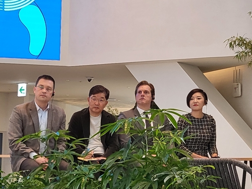 왼쪽부터 더스틴 올슨 CEO, 나 사장, 다니엘 솔로미타 CEO, 잉 스테이튼 부사장.