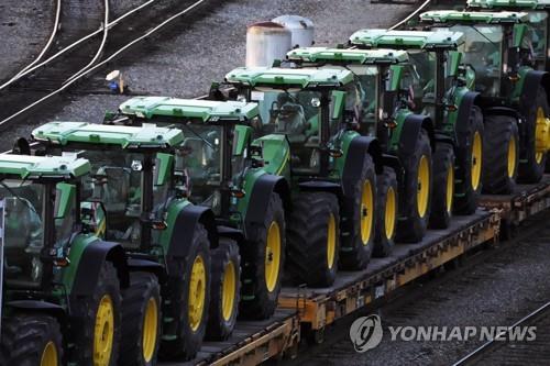 디어, 연간 이익 전망치 월가 예상 하회…주가 개장 전 5%↓_윤영숙