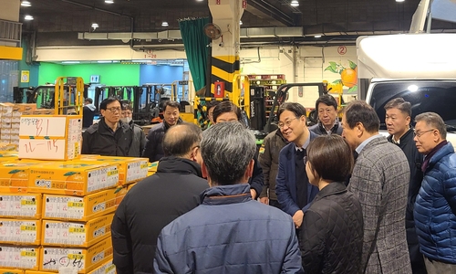 이관섭 정책실장, 가락시장 찾아 "물가안정 최우선 순위"_신윤우