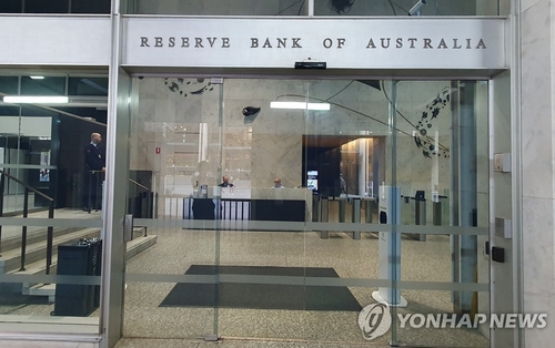 RBA 컨센서스 대반전…'내년 1번 인상 42%→2번 인하 90%'_이재헌