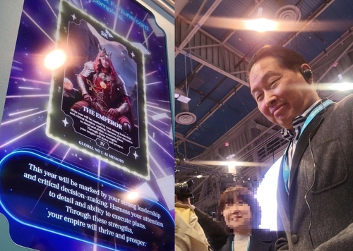 최태원 회장의 얼굴이 합성된 황제카드(왼쪽)와 이를 보고 미소 짓는 최 회장.