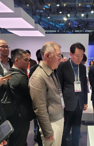 정의선, 오세훈 시장과 CES 부스 관람…'사촌' 정기선과도 화담_최정우