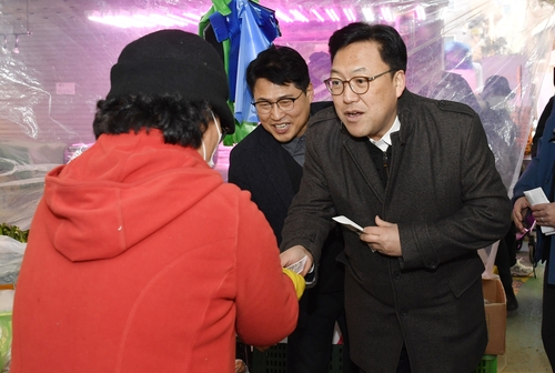 기재차관 "설 성수품 가격 전년보다 낮게 집중 관리"_최욱