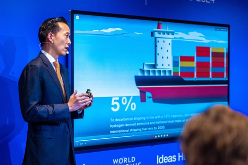 김동관 한화그룹 부회장이 다보스포럼에서 탈탄소 비전을 밝히는 모습.