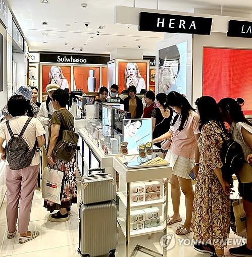 엔데믹에도 웃지 못하는 '면세·화장품'…지난해 수익성 급감_이미란