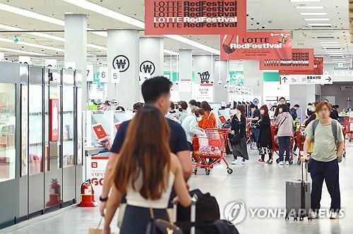 외국인 쇼핑객 잡아라…유통업계 맞춤형 전략 "우린 이런 것도 한다"_이미란