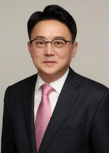 [금융 정치인] 산은 부산 이전·IPO 개선 추진한 김희곤_서영태