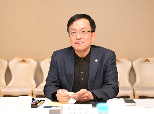 日 경제전문가 만난 최상목 "기업 밸류업으로 증시 저평가 해소"_최욱