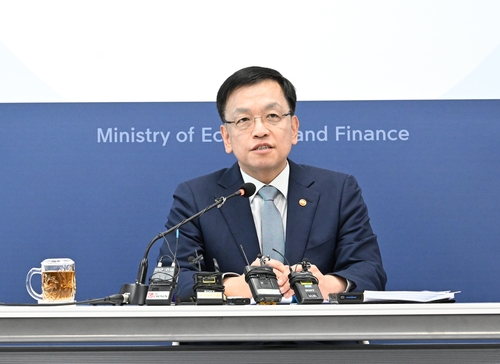 최상목 "기업·근로자 추가 稅부담 없도록 출산지원금에 혜택 검토"_최욱