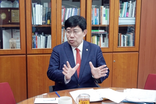 '與경제통' 윤창현 "러·우 전쟁 멈추면 금융 완화 여지…3% 성장도 가능"_한종화