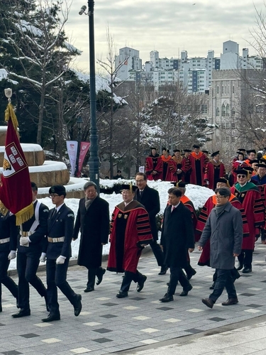 졸업식장으로 이동 중인 곽노정 SK하이닉스 사장