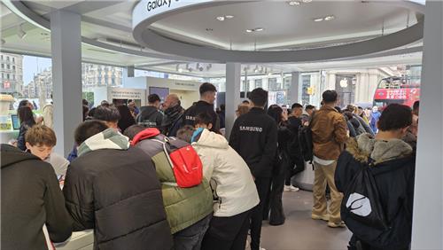 관람객으로 가득 찬 삼성전자 갤럭시 체험관 내부