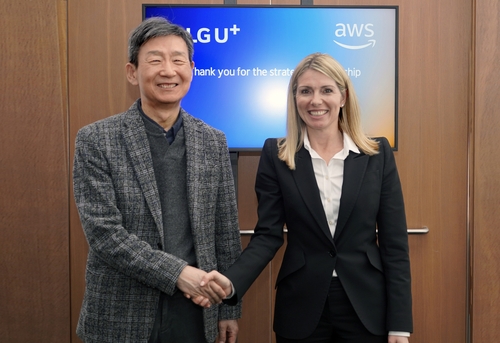 황현식 LG유플러스 대표(왼쪽)와 캐서린 렌츠 AWS 산업부문 부사장