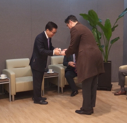 [기업 이모저모] 한화오션-HD한국조선해양 대표의 '어색한' 첫 만남_유수진