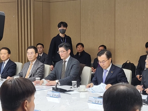 김성준 HD한국조선해양 대표(가운데)와 권혁웅 한화오션 대표(오른쪽).