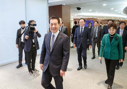 포스코 장인화號 본격 출항…철강 정상화·미래소재 안착 주력_이윤구