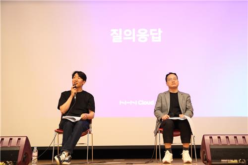 기자간담회에서 질문에 답하는 NHN클라우드의 김동훈 대표(왼쪽)와 윤용수 이사