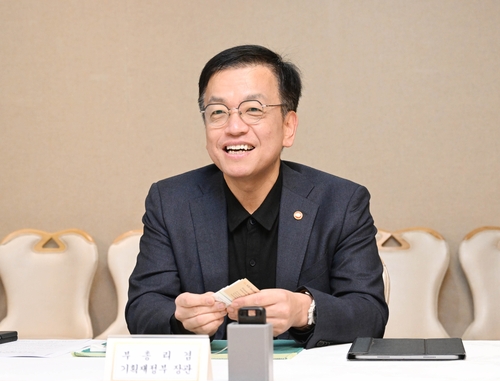 기관투자자 만난 최상목 "밸류업 우수기업 주식투자 확대해달라"_최욱