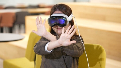 애플 비전프로를 착용한 기자