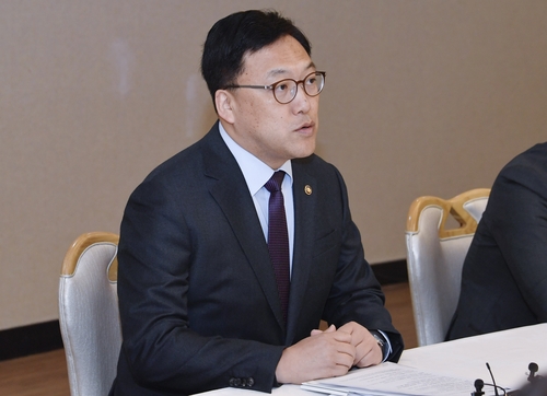 기재차관 "유가·농산물 등 물가 불안요인…경각심 갖고 안정 총력"_최욱