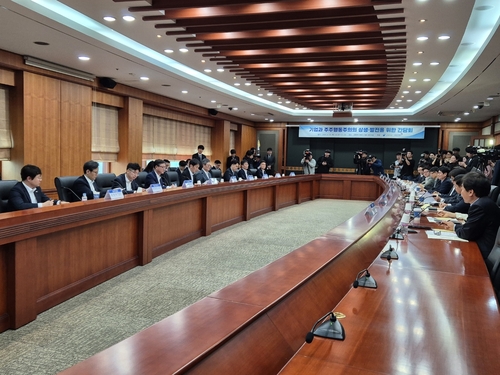 주총서 맞붙던 기업·행동주의펀드·국민연금 만남 주선한 이복현_송하린