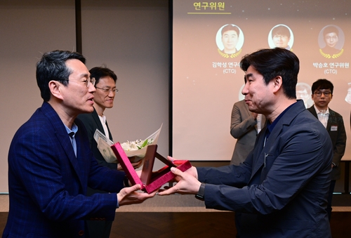 기술에 힘주는 LG전자…연구·전문위원 임명식에 'C레벨' 총출동_김학성