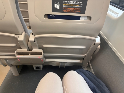 KTX-청룡 객차 좌석 여유 공간 및 앞쪽 휴대전화 무선충전기