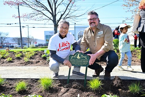 LG전자 북미사옥 '지구의 날 행사' 개최…곤충서식지 정원 개장_정선영