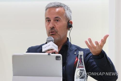 리비안, 보급형 전기 SUV 'R2' 양산 앞두고 볼보 C0O 영입_김현