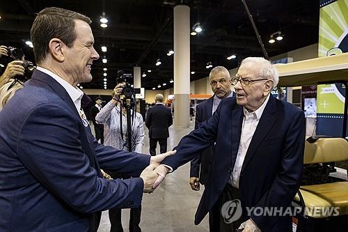 버핏, '버크셔 해서웨이' 함께 일군 멍거 부회장 사후 첫 주총_김현