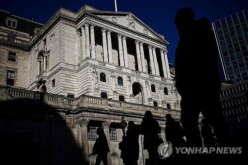 英 잉글랜드은행, 여름 금리 인하 전망 무게…"연준과 차별화"_윤시윤