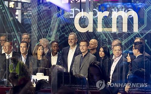 "Arm, 첫 AI칩 내년 출시 목표" 소식에 주가 급등_김현