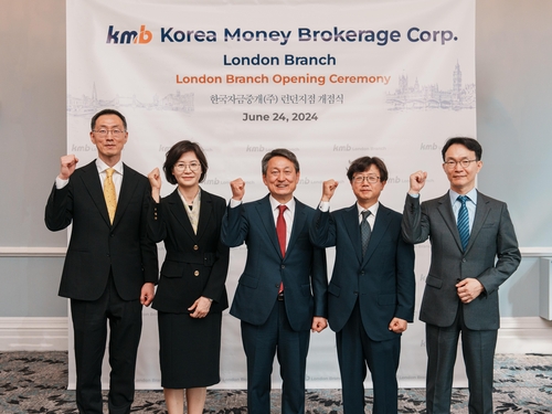 좌로부터 이윤복 한국자금중개 런던지점장, 박정은 금융감독원 런던사무소장, 우해영 한국자금중개 대표이사 사장, 왕정균 한국은행 런던사무소장, 이승욱 기획재정부 국장