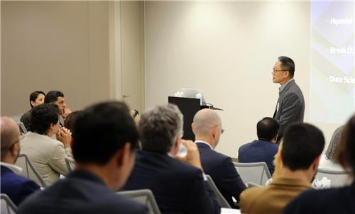 현대카드 찾은 유럽·중동 금융사 사장단, AI·데이터 사이언스 참관_황남경