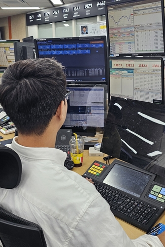 우리은행 외환딜러가 1일 오후 7시 중구 우리은행 본점 10층 딜링룸에서 외환 거래를 수행하고 있다. 