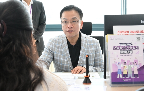 제주 소상공인지원센터 찾은 최상목 "종합대책 지속해 보완"_박준형