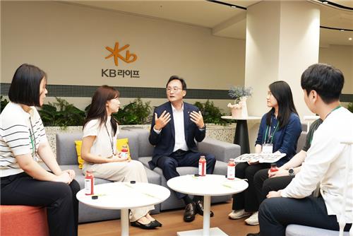 이환주 KB라이프생명 'CEO 타운홀 미팅' 개최…"미래 동력은 요양사업·디지털"_황남경