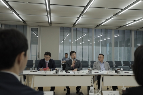 與, 네이버 찾아 우월적 지위 남용·뉴스 편향 질타…"스스로 돌아볼 시점"_한종화