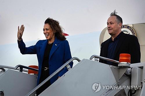 DNC 개최지 시카고에 도착한 카멀라 해리스 부통령과 남편 더그 엠호프