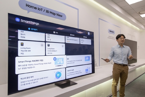 삼성전자 직원이 삼성 AI TV 기능을 설명하고 있다.