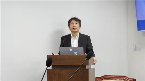 발제하는 이창민 한양대 경영대 교수