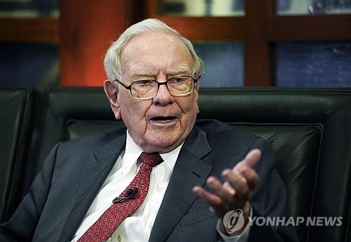 버핏, BofA 주식 또 내다팔았으나 여전히 '최대주주'_김현