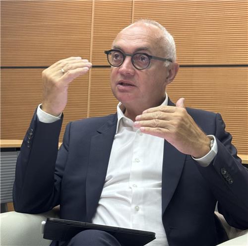 연합인포맥스와 인터뷰하는 루크 반 덴 호브 imec CEO