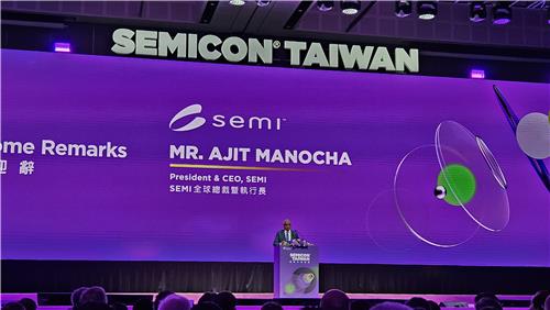 세미콘 타이완 개막식에서 연설하는 아지트 마노차 SEMI CEO