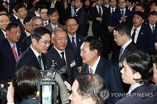 체코로  떠난 4대 그룹 총수…원전은 물론 미래차·배터리 사업 기회도_김경림