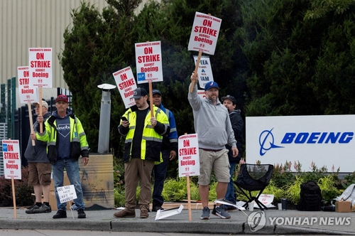 보잉, 노조 연금안 고수에 파업 협상 중단…주가 영향 주시_이재헌