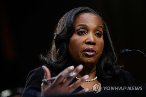 쿡 연준 이사 "인플레 충분히 둔화…AI, 노동시장 영향 미지수"_김현
