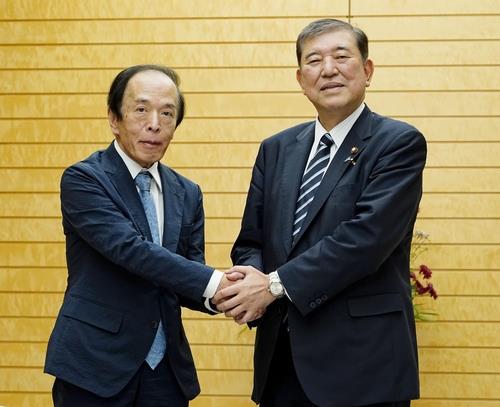 日 이시바, 일본은행 총재와 면담…"금리 올릴 환경 아냐"_진정호